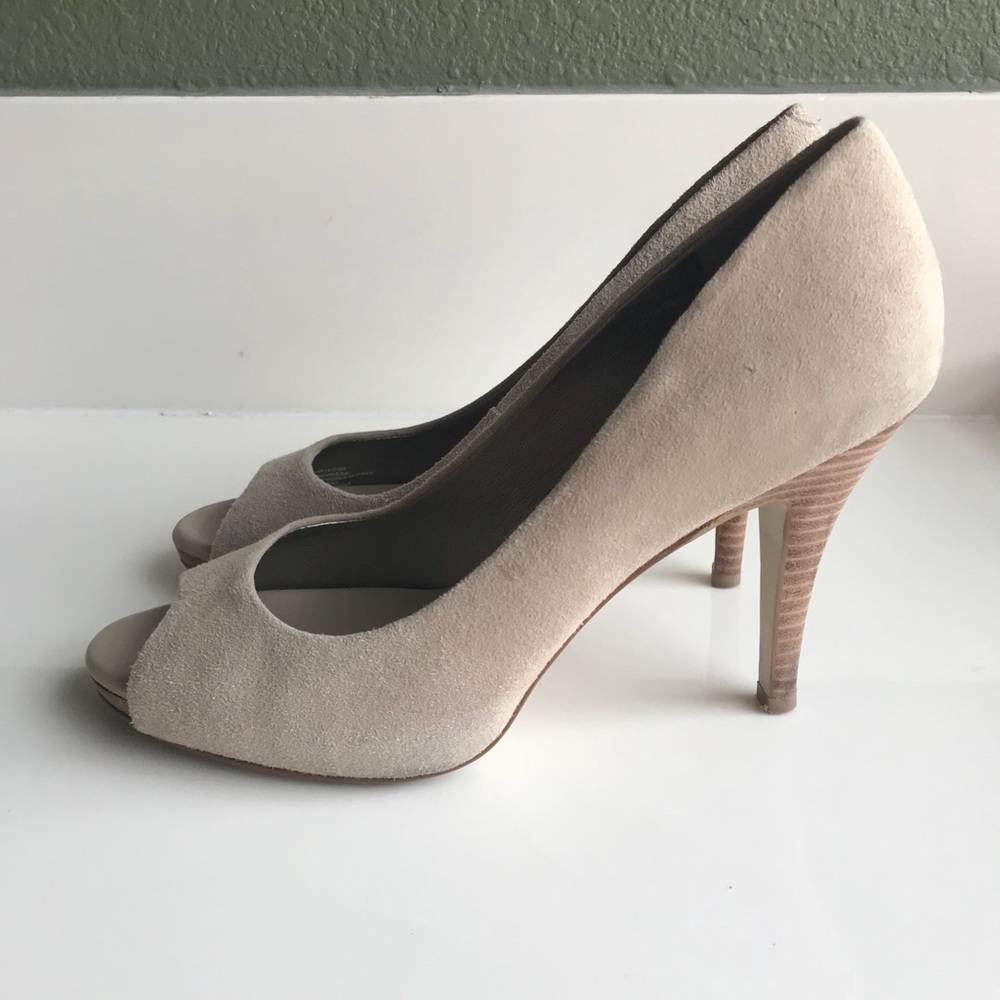 Banana Republic Cream Suede Peep Toe  Pumps Sz 8